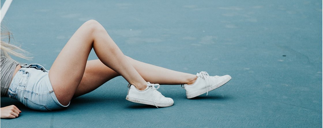 Lividi sulle gambe improvvisi: cause e rimedi utili