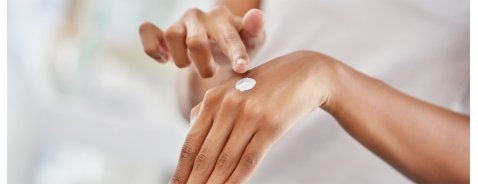 Mani screpolate e secche: ecco come prendertene cura