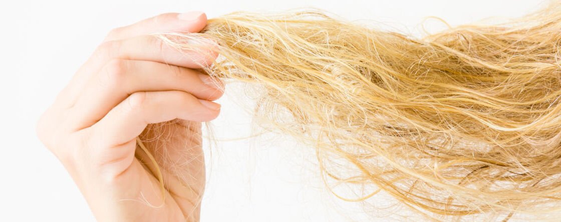 Come idratare i capelli secchi e sfibrati?