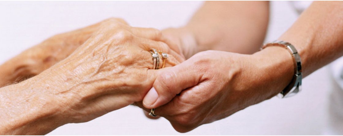 Anziani, i comportamenti da adottare per un estate serena