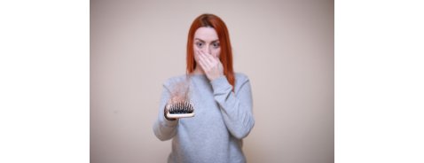 Perdita dei capelli nelle donne: cause e rimedi utili Perdita dei capelli nelle donne: cause e rimedi utili